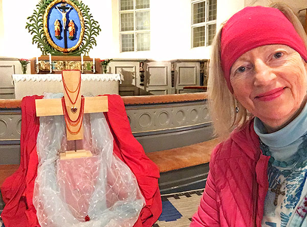 Ingela med Altarets R&ouml;da Kors